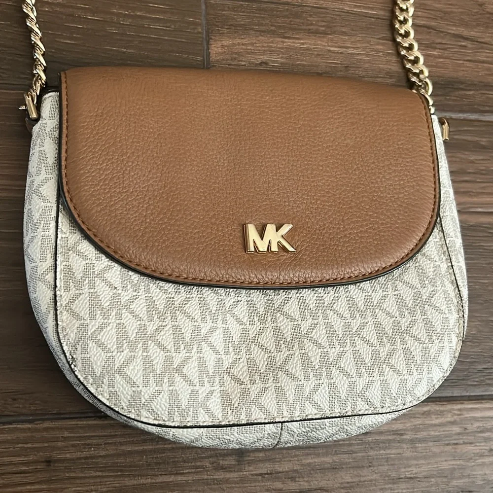 Michael Kors Mott Logo Dome Crossbody Purse Tan Leather Cream Logo Gold Tone‎
